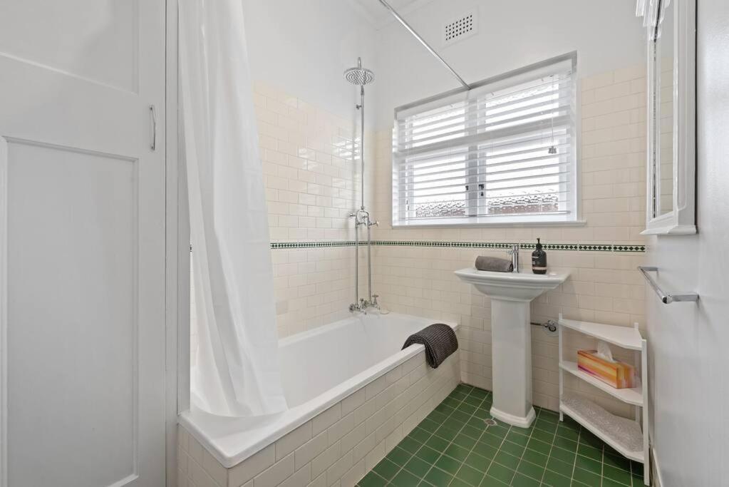 Apartamento Art Deco In Ascot! ~ 2 Bed / 1 Bath / 1 Car Brisbane Exterior foto